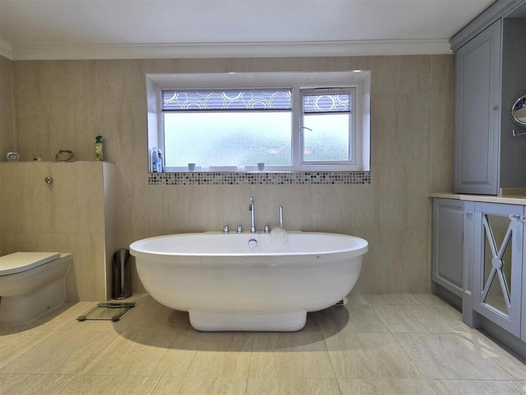 EN SUITE BATHROOM/WC