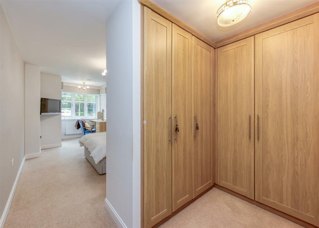 5 Clock Gardens-bed1 dressing area.jpg