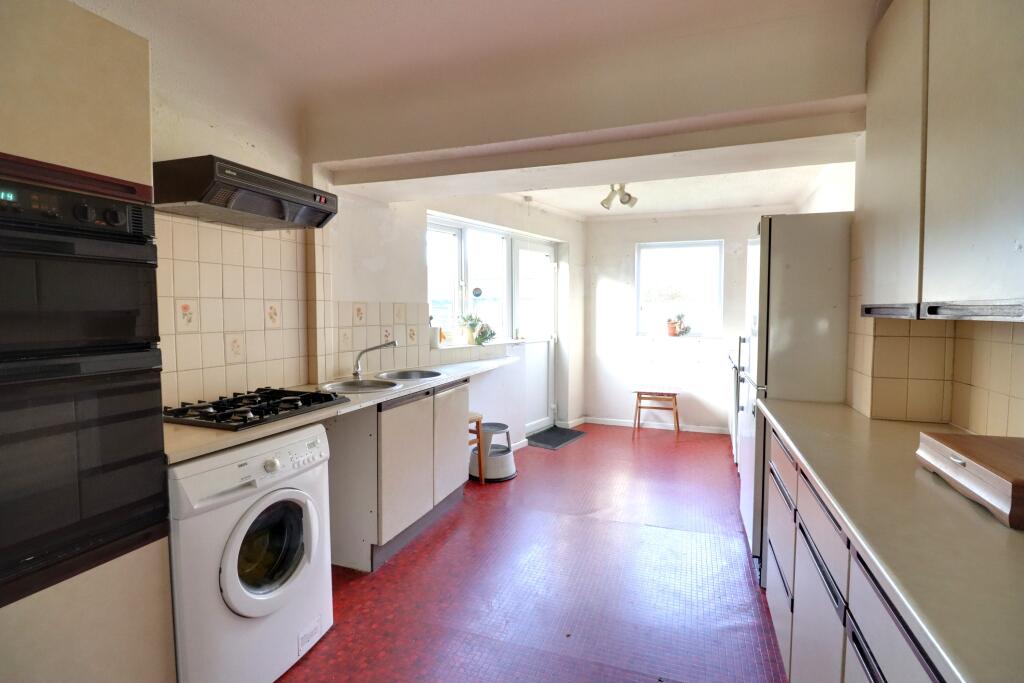 KITCHEN/BREAKFAST ROOM