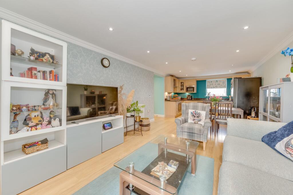 OPNE PLAN KITCHEN/DINER/LOUNGE