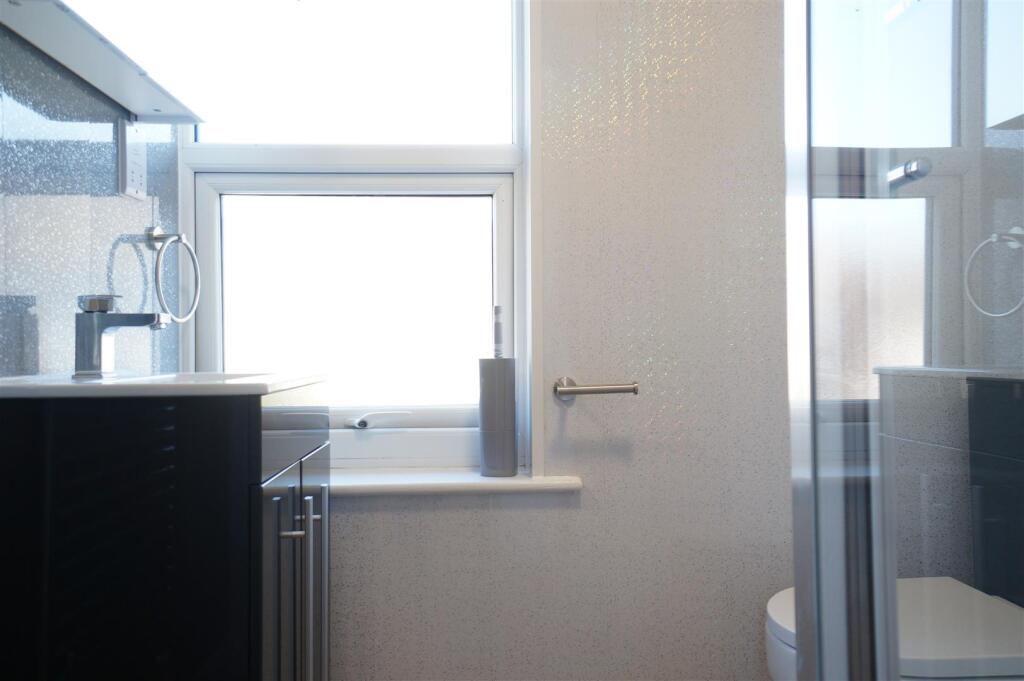 ensuite (1).JPG