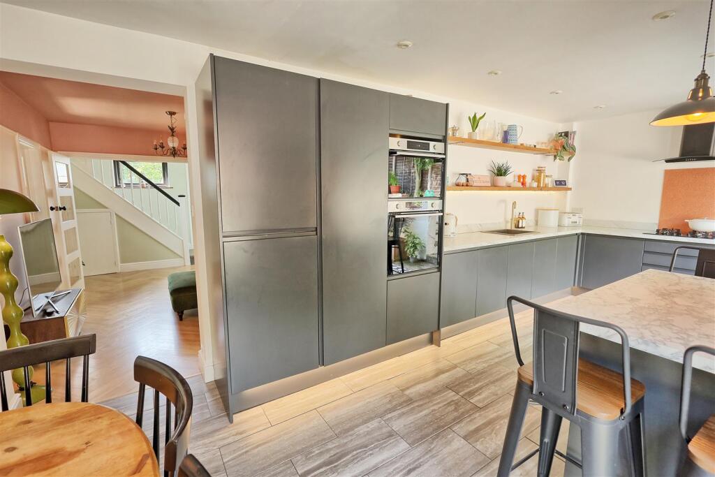 KITCHEN/BREAKFAST ROOM