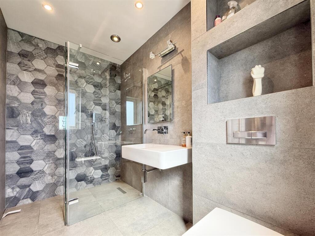 Bedroom 5 Ensuite.jpg