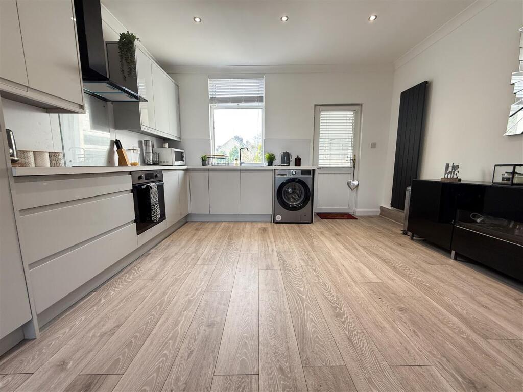 KITCHEN DINING AREA