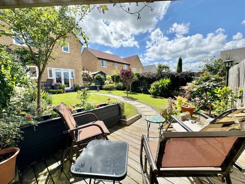 Lower decking to garden