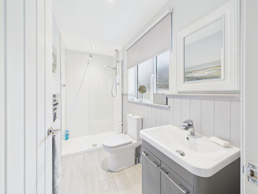 EN-SUITE SHOWER ROOM