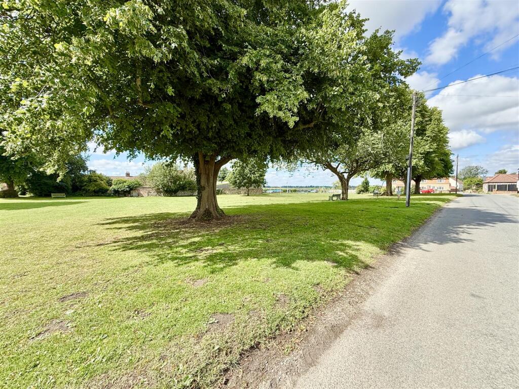 Stokesby village green