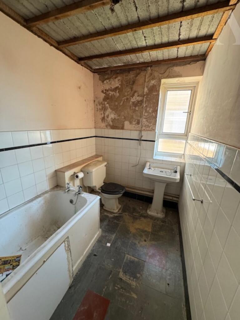 28 Griffin Court bathroom