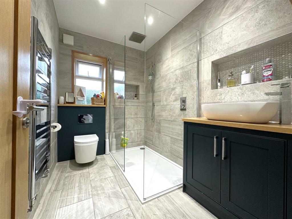 Ground Floor Shower Room 418