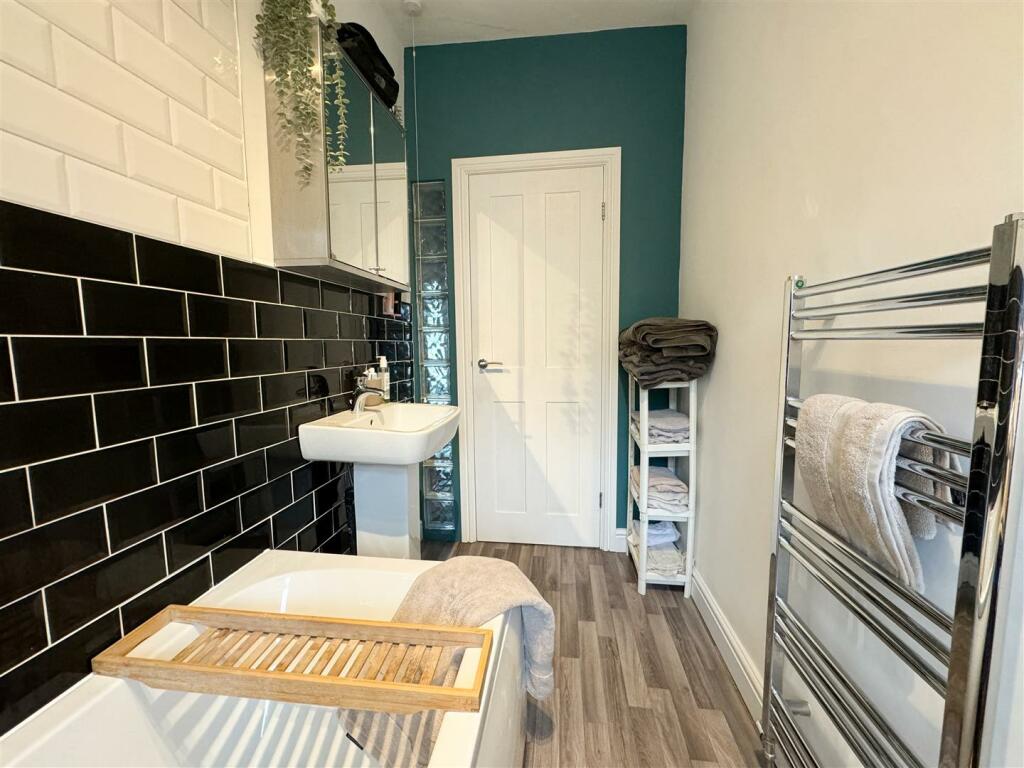 FAMILY BATHROOM