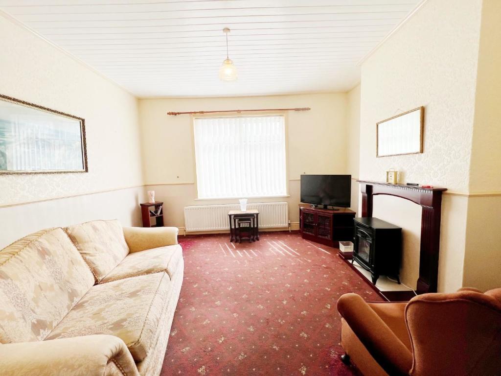 Lounge pic 1.jpg