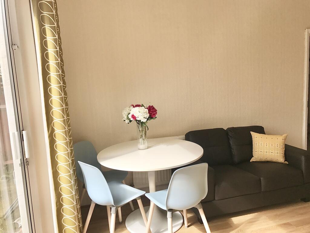 Living Room 2.jpg