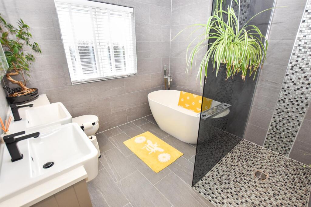EN SUITE BATHROOM