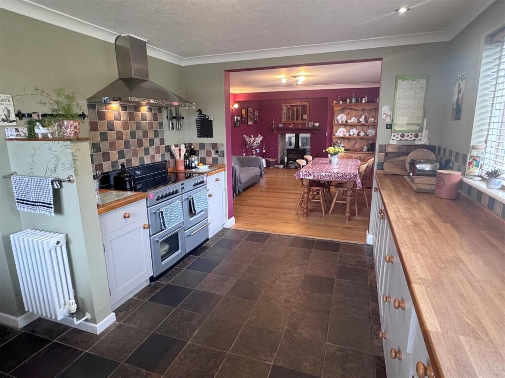 Kitchen 2.JPG