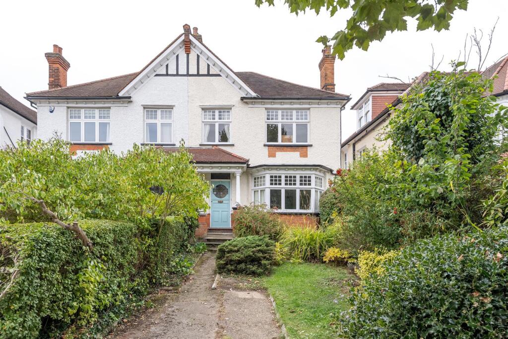 Monkhams Avenue, IG8