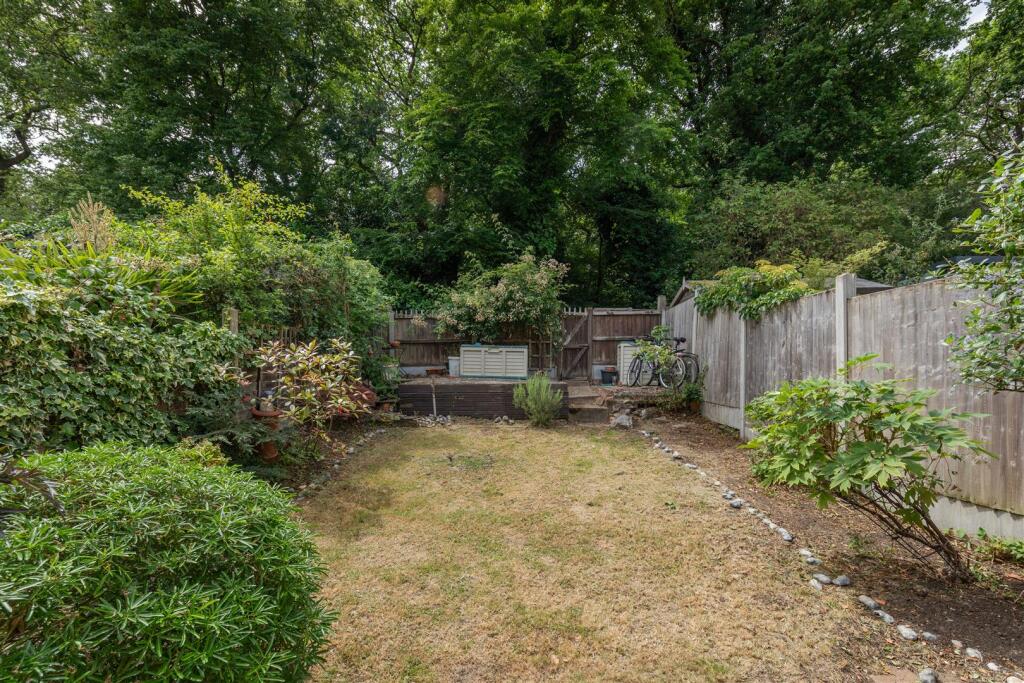 Larkshall Crescent E4