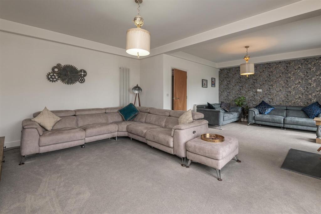 33 - 14 Broomfield Road HD2 2HG.jpg