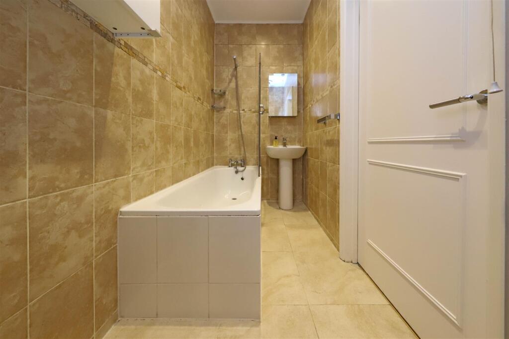 nicholas james buckingham rd bathroom_.jpg