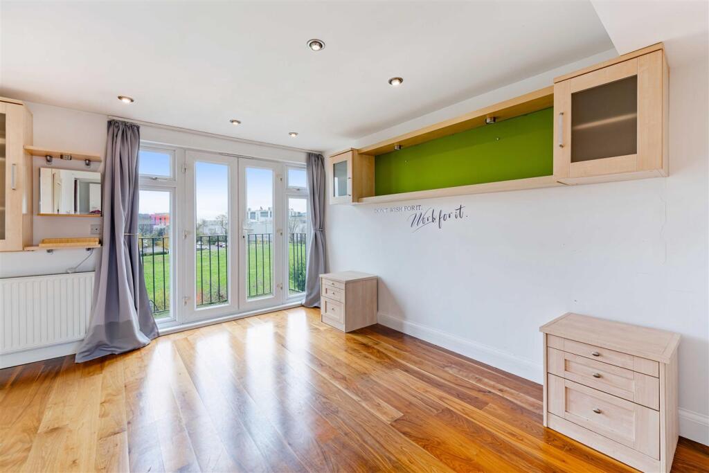 41 Oaklands Avenue, Isleworth TW7-29.jpg