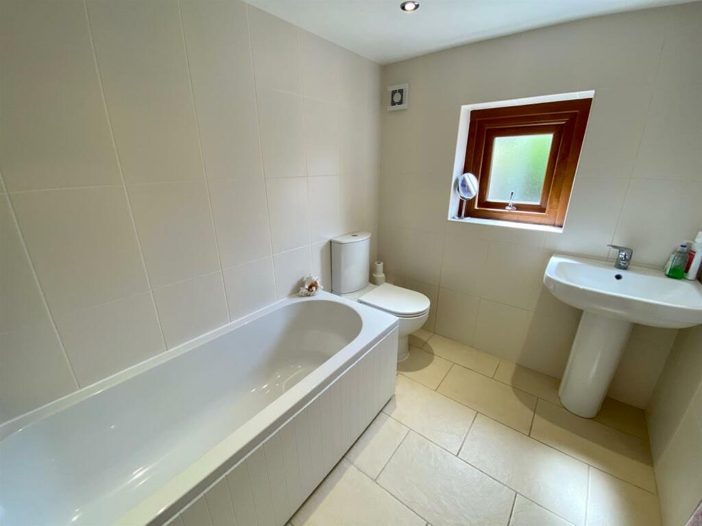 hudds road 1 gf bathroom.jpg