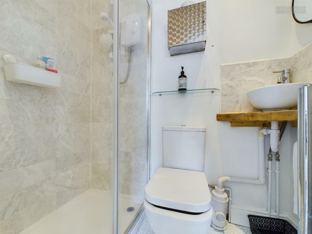 En-Suite To Master Bedroom