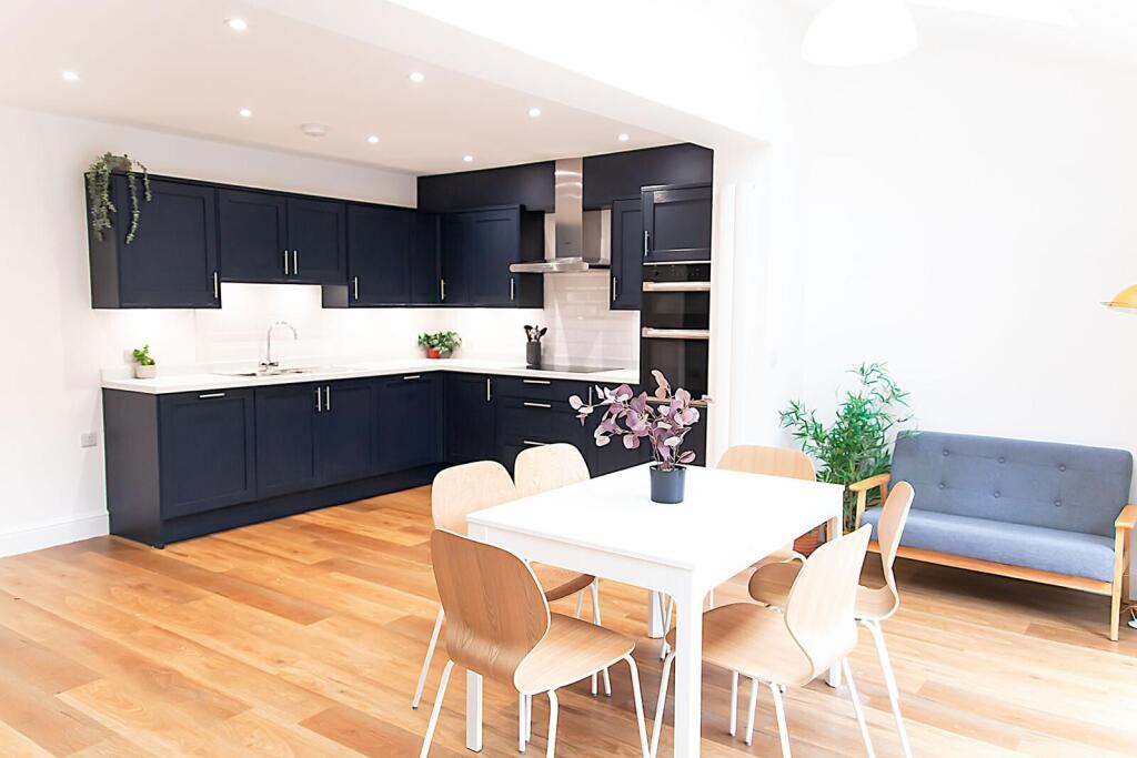 Lounge/Dining