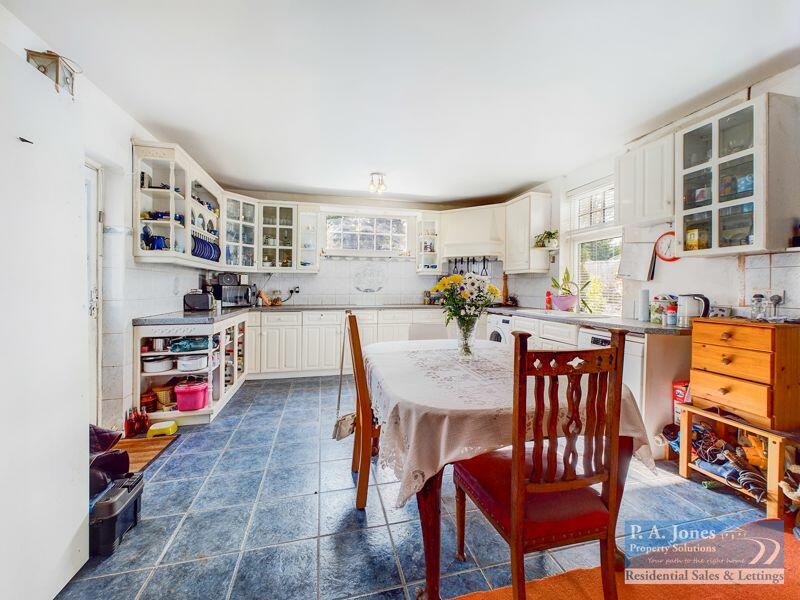 KITCHEN BREAKFAST ROOM