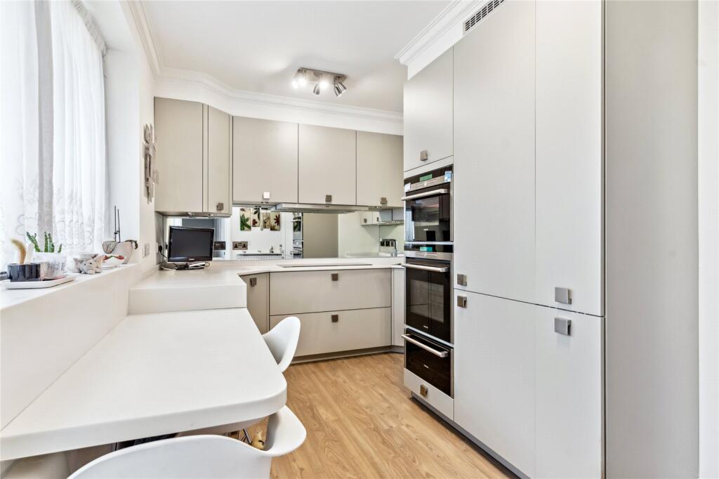 Kitchen/B'fast Room
