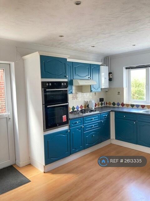 Spacious Kitchen 