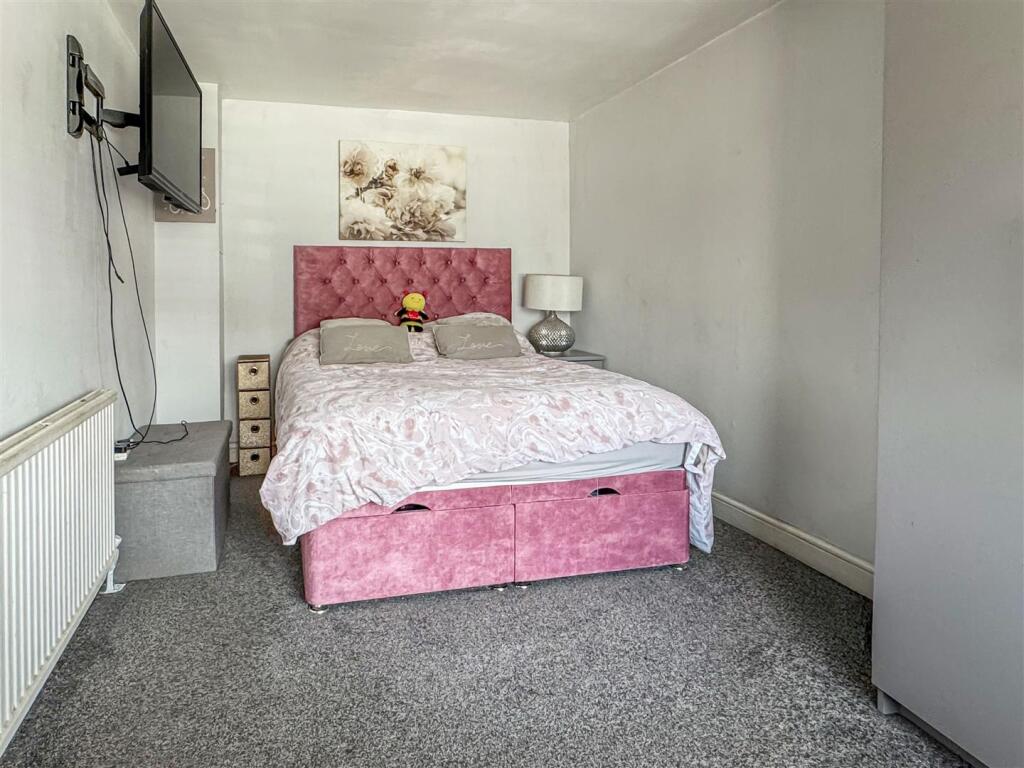 IMG_9958 please remove bits beside wardrobe.jpg