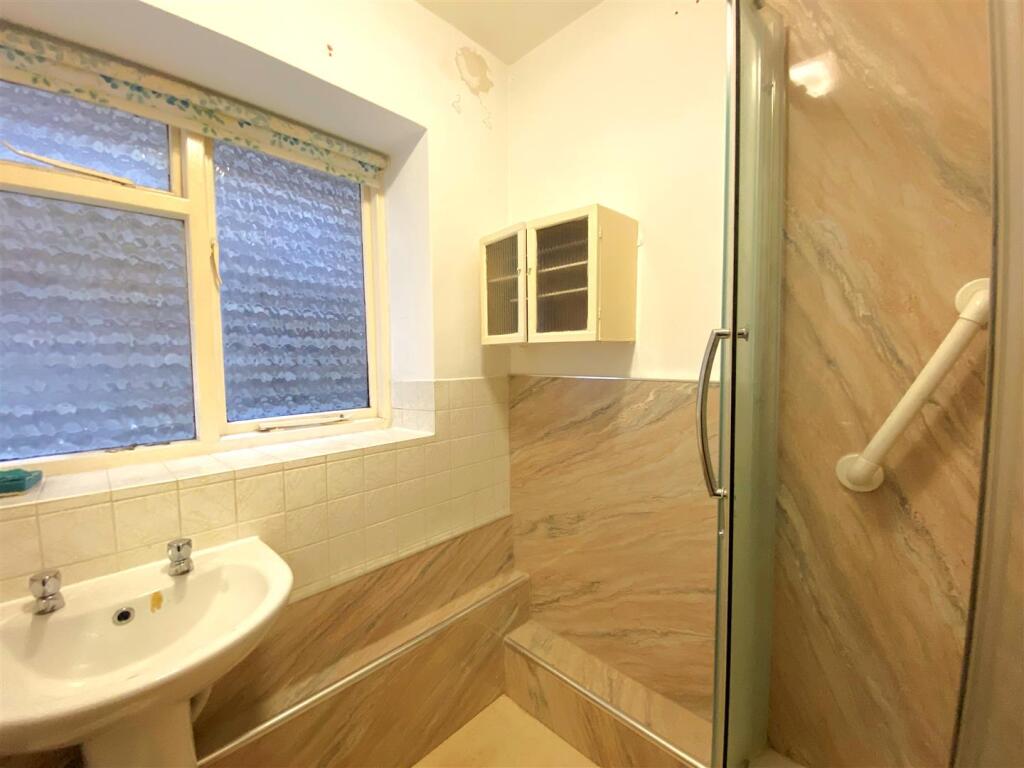 2 Crispin Ct - Shower.jpg