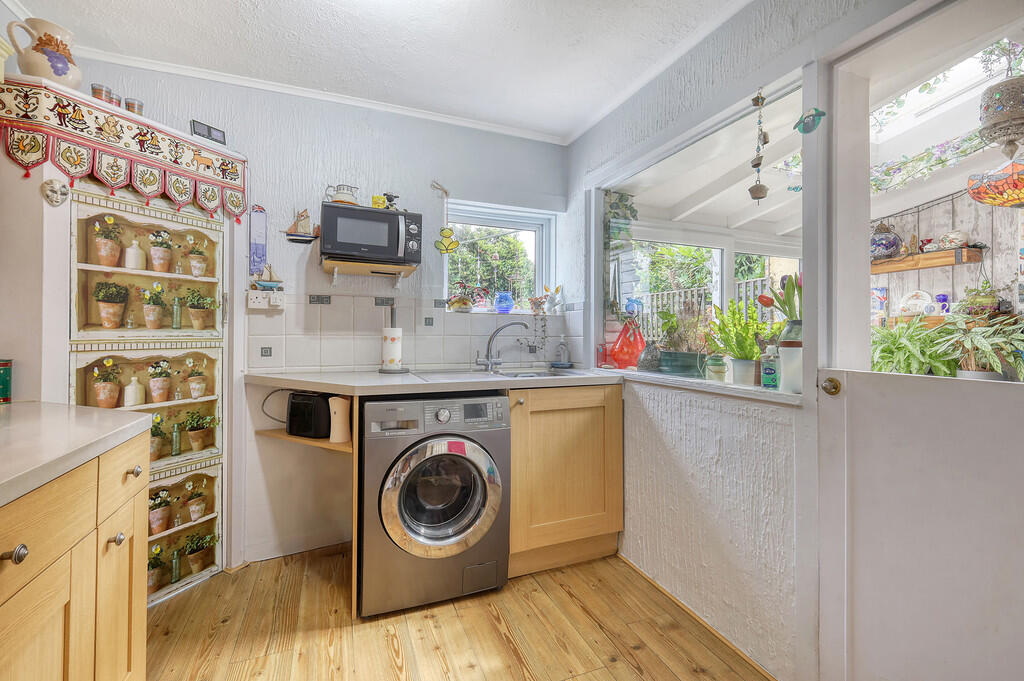 68 Avenue Road ki...