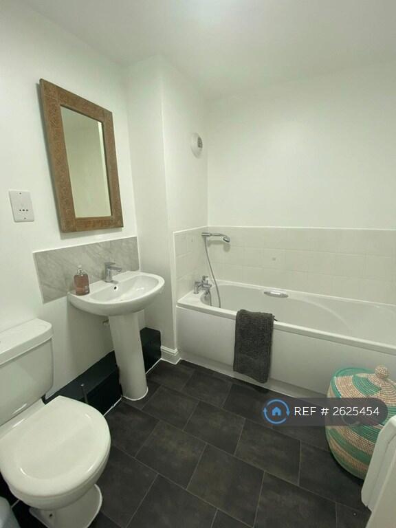 Bathroom 1 (Main Bathroom)