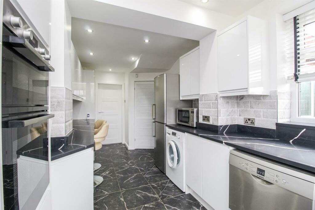 KITCHEN/BREAKFAST ROOM