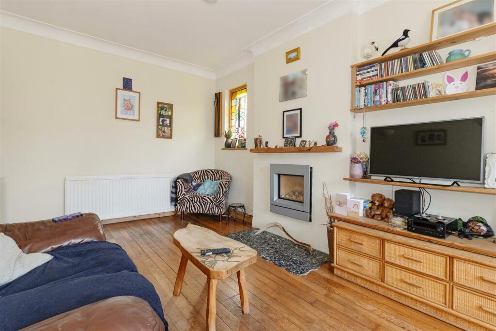 For Sale by Aspire Residential - Courtlands Close