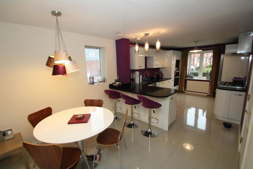 Dining Kitchen Aspect 3