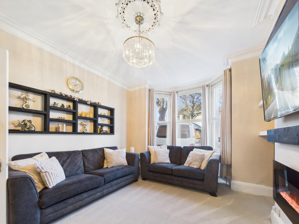 CAM03062G0-PR0215-STILL002