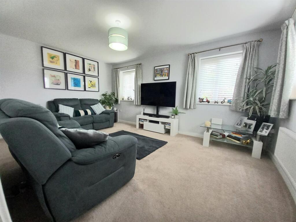 61 Taylor Lounge.jpg