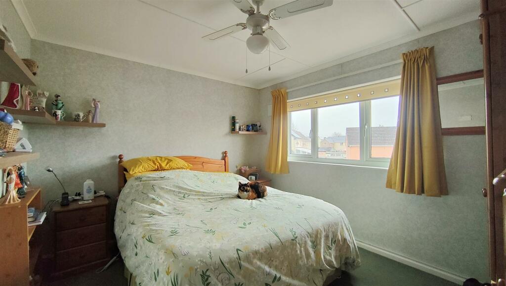 bedroom 1 (2).jpg