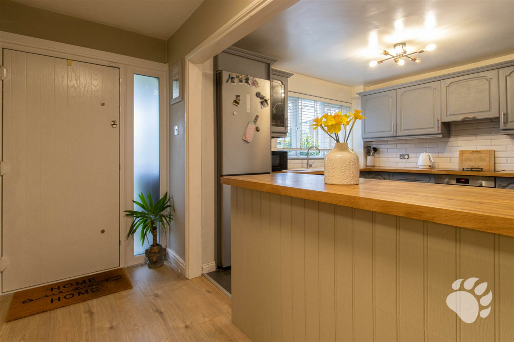 Entrance Hall / Kitchen