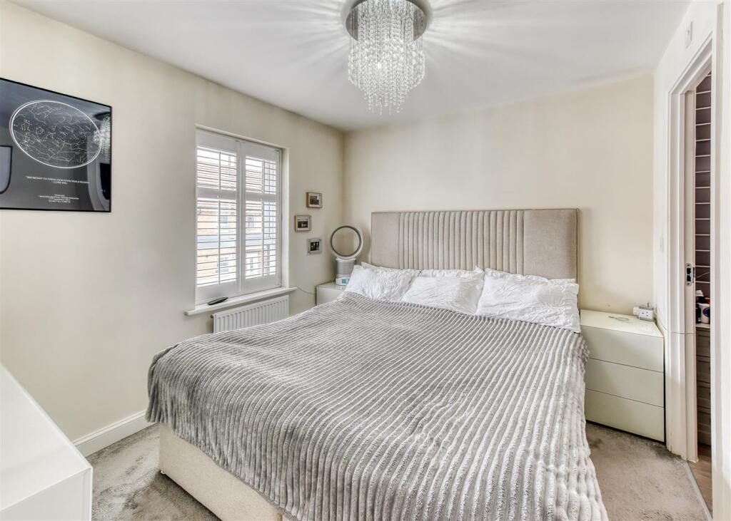 11 Thruxton Avenue-bed1.jpg