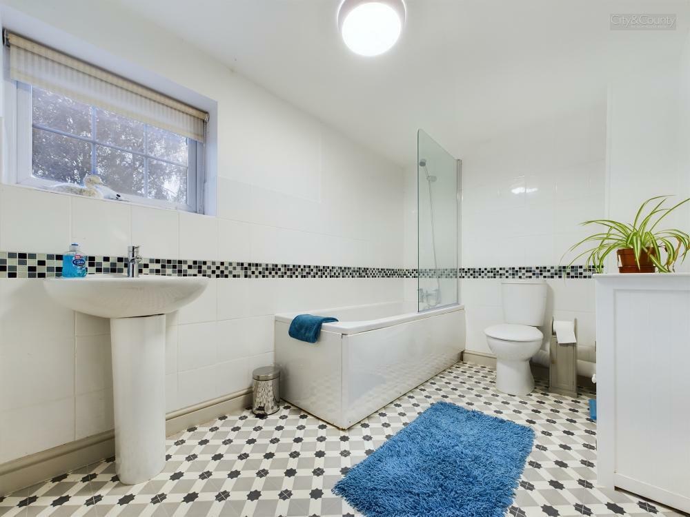 En-Suite To Master Bedroom