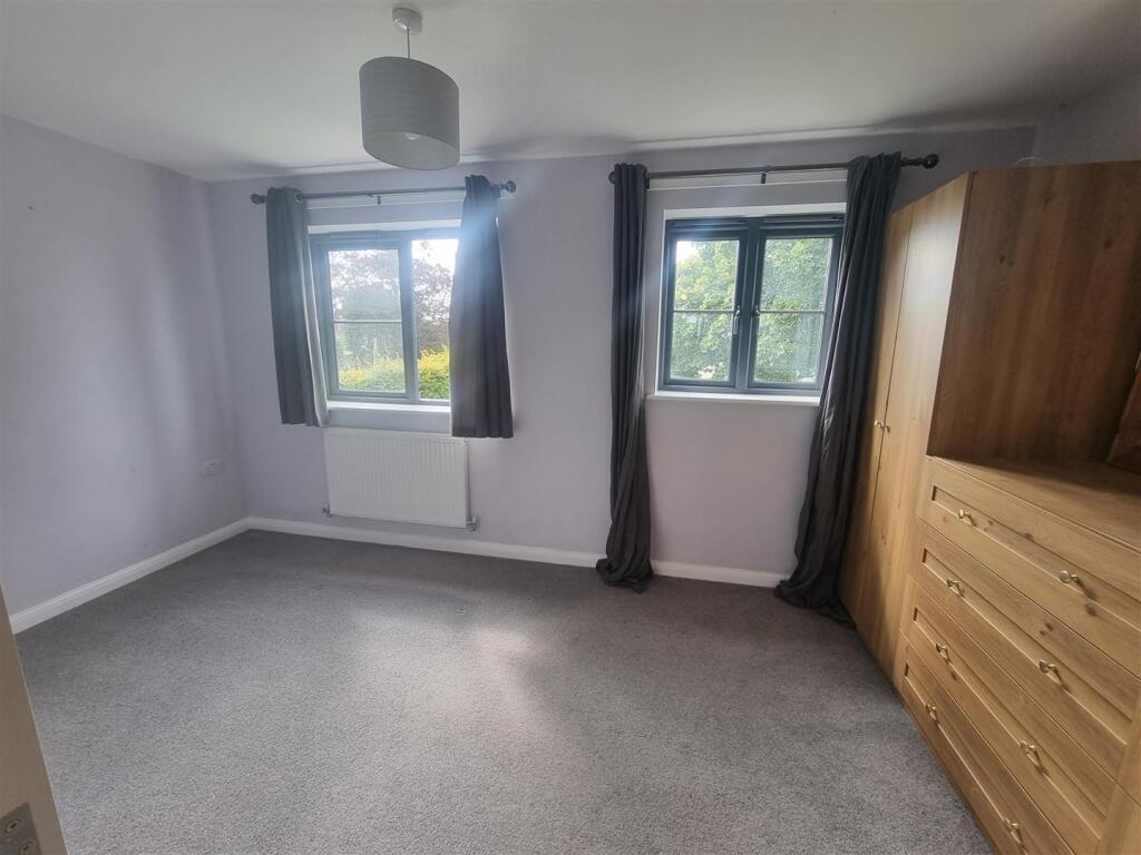 52 Bownham Mead bedroom 1.jpg