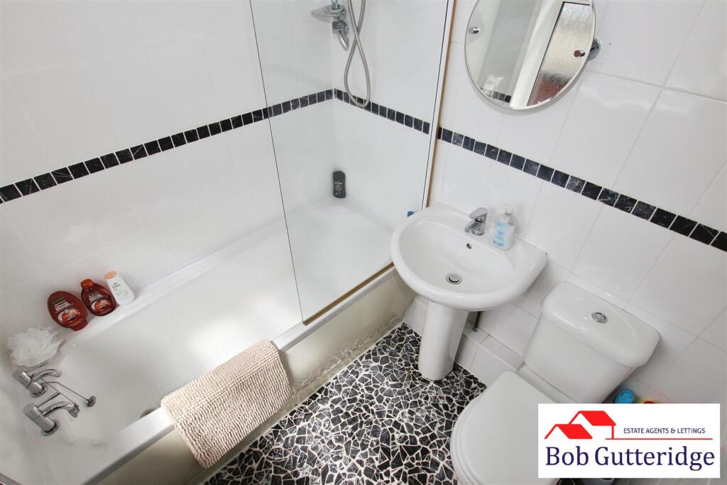 GROUND FLOOR FULLY TILED BATHROOM