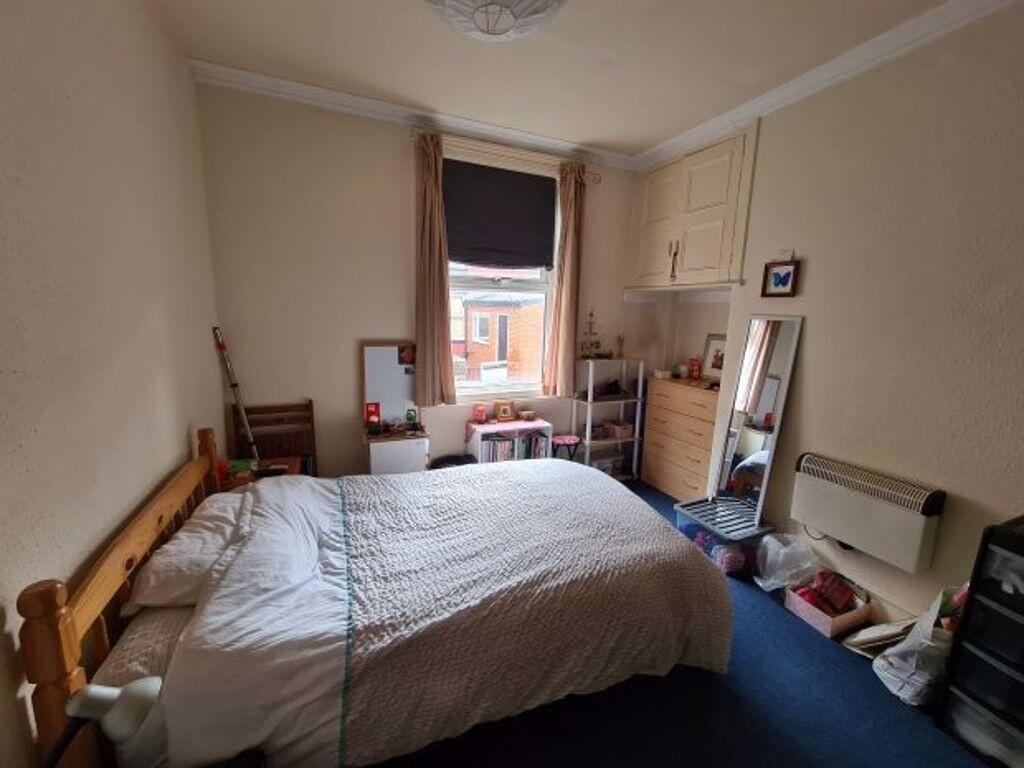 Well-presented double bedroom with a comfortabl...