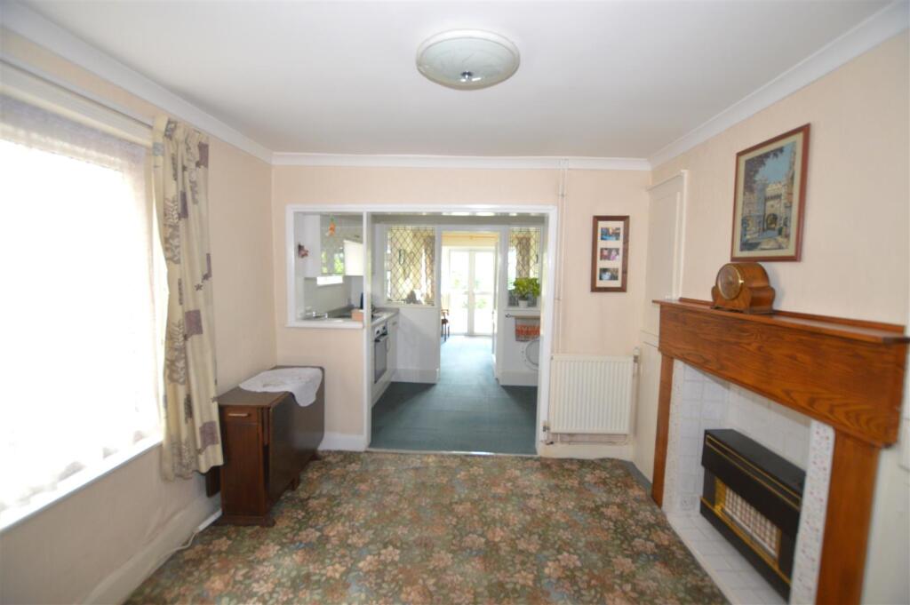 15 Maswell Park Crescent breakfast room through.JP