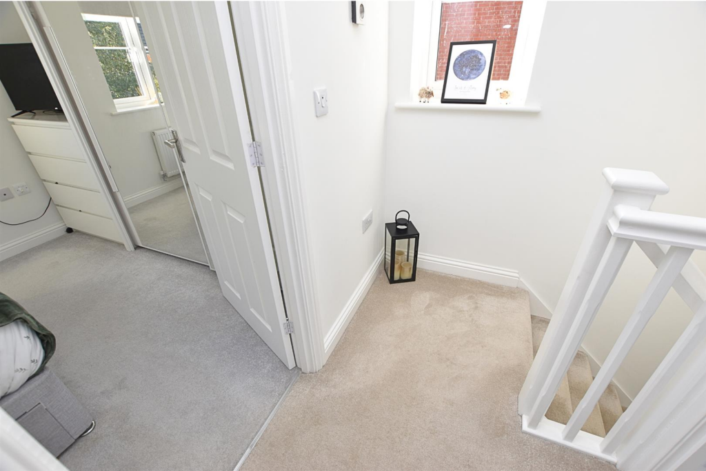 FIRST FLOOR LANDING