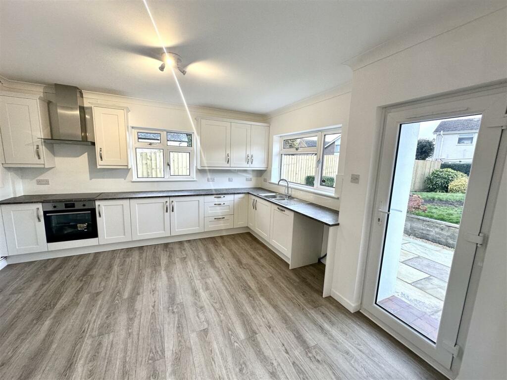 KITCHEN/FAMILY DINING ROOM