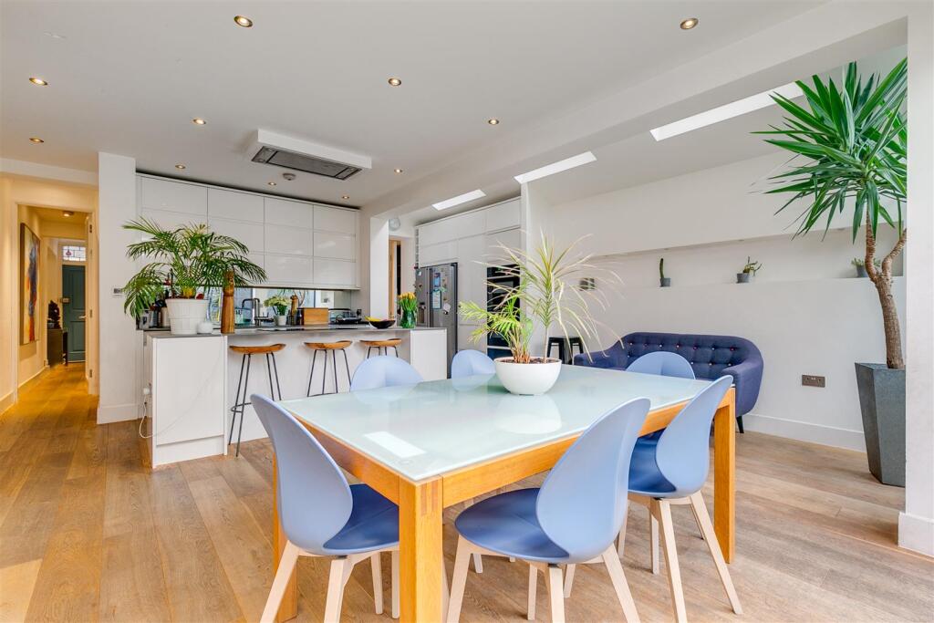 Ivy Crescent, W4 - TO LET