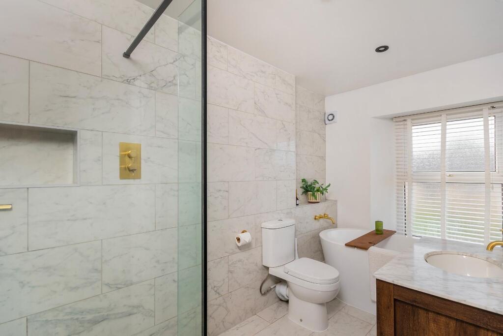 1B0R8WE - Bathroom D.jpg